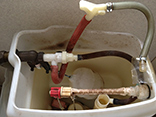 トイレタンク内は塩素とブラシで除菌漂白します。
